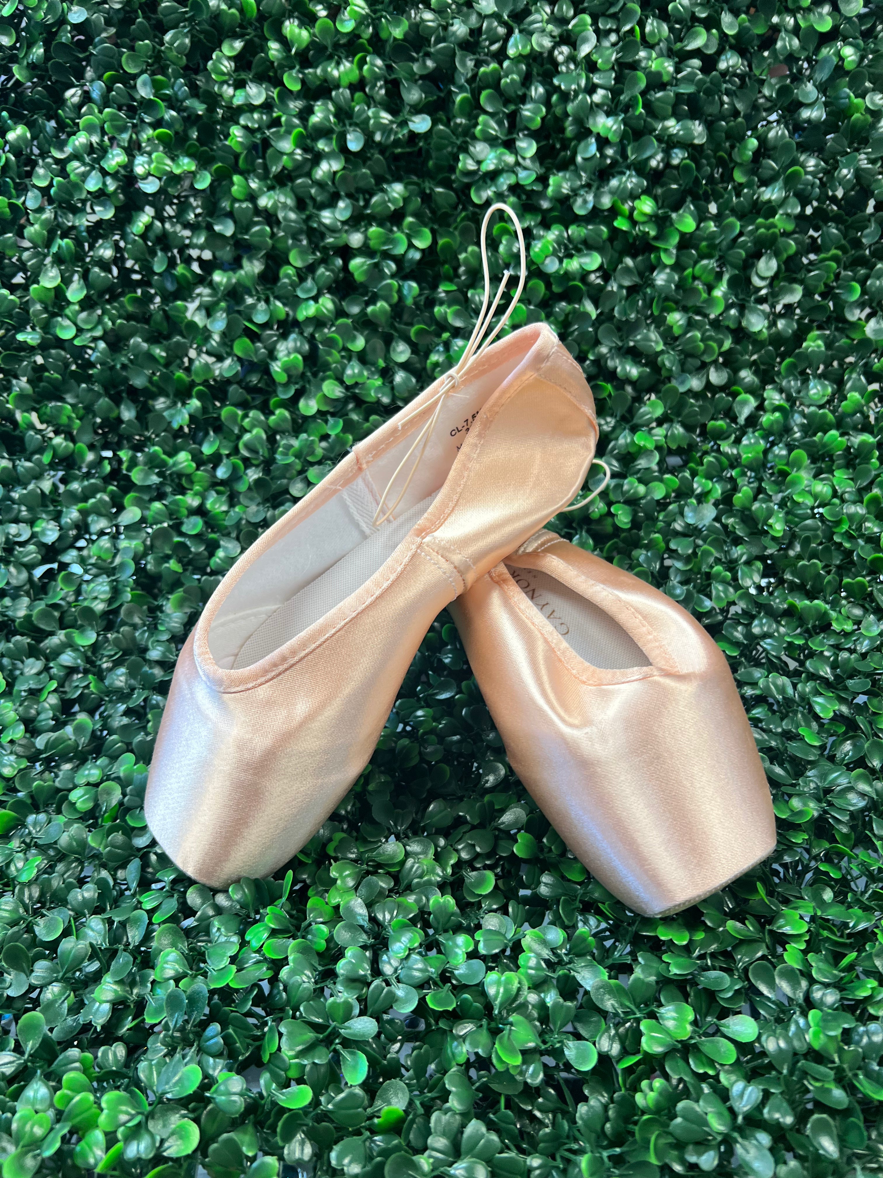 Gaynor Minden Classic Fit Pointe Shoes: USA MADE – Tightspot Gaynor Minden Classic Fit Pointe Shoes: USA MADE – Tightspot