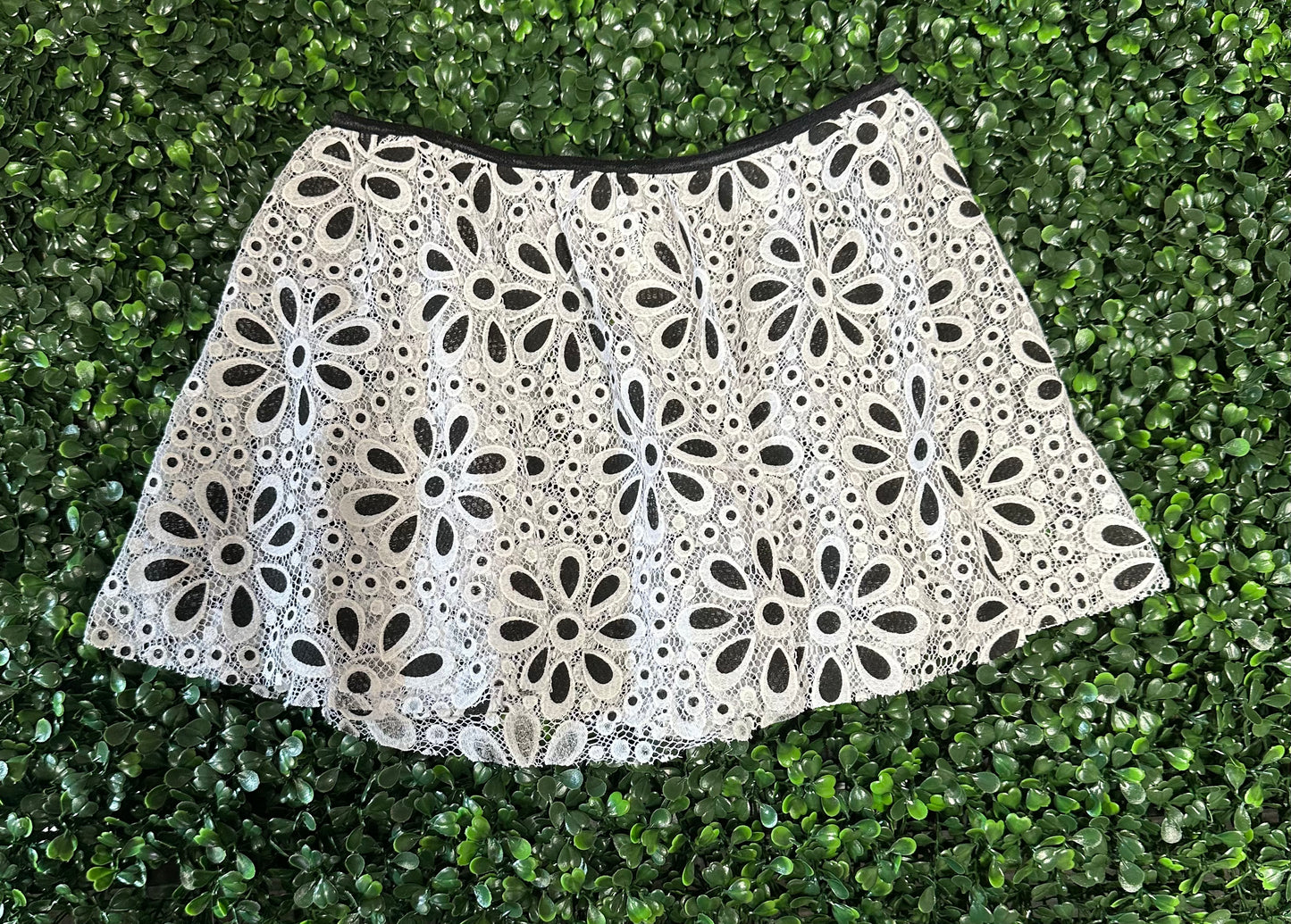 Black and White Daisy Pull On Skirt