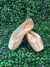 Load image into Gallery viewer, Gaynor Minden Classic Fit Pointe Shoes: USA MADE
