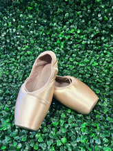 Load image into Gallery viewer, Cambré Broad Toe #3 Shank Pointe Shoe #1126

