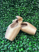 Load image into Gallery viewer, Donatella #2 Shank Pointe Shoe #1138

